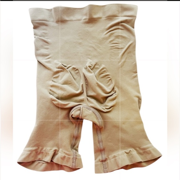 - SKIMS Sculpting short mid thigh New clay - Picture 5 of 6